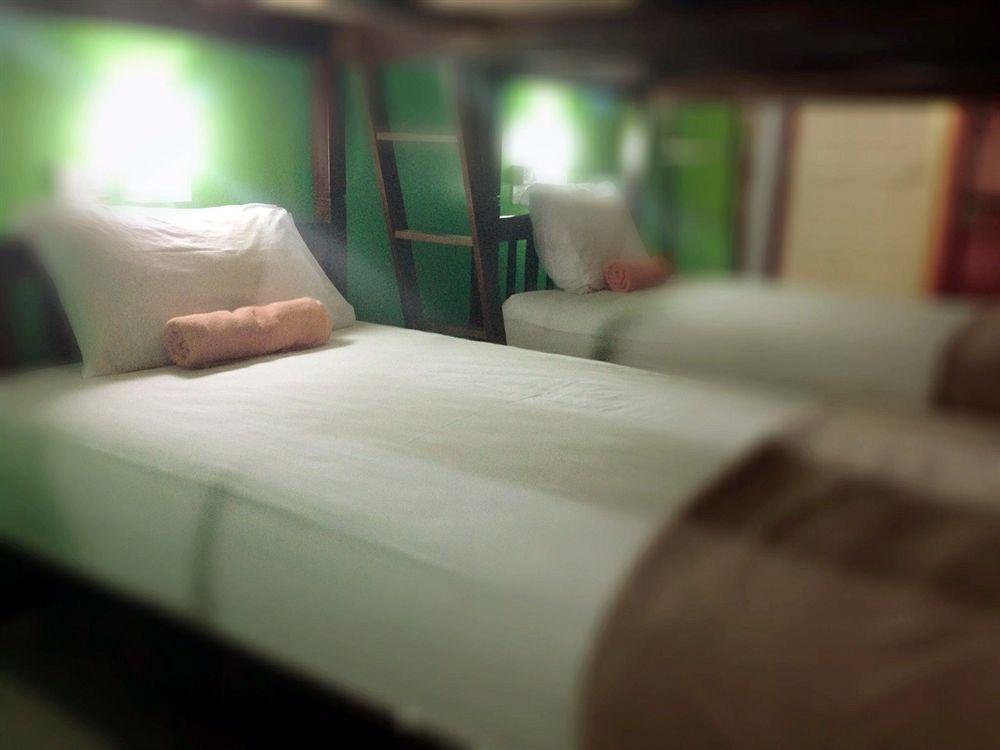 Silla Patong Hostel Esterno foto