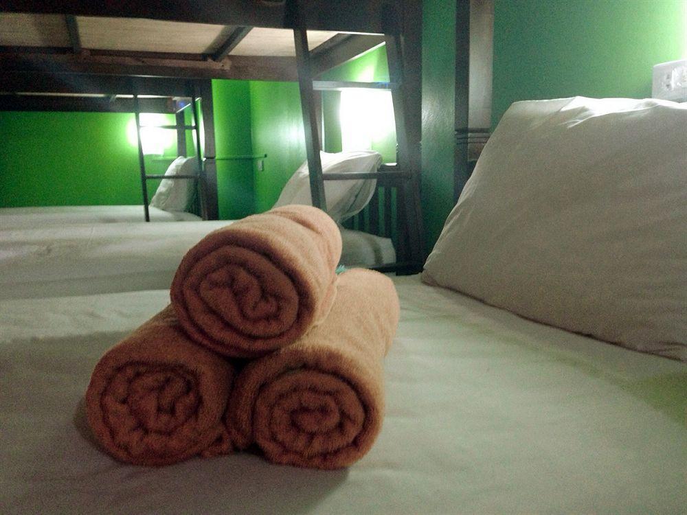 Silla Patong Hostel Esterno foto