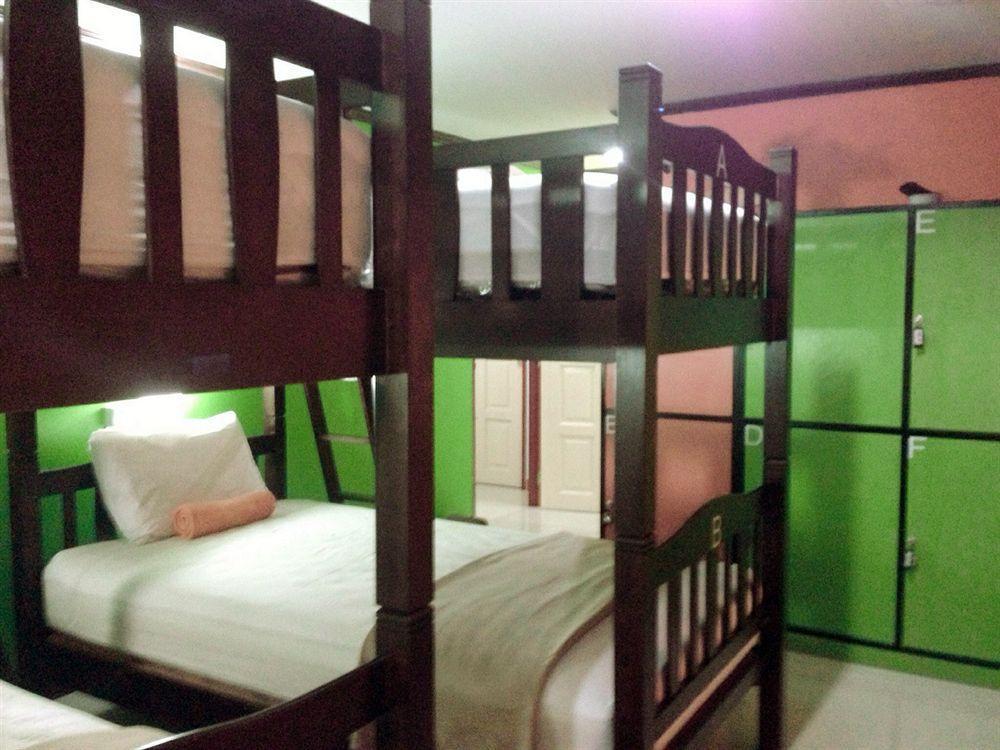 Silla Patong Hostel Esterno foto