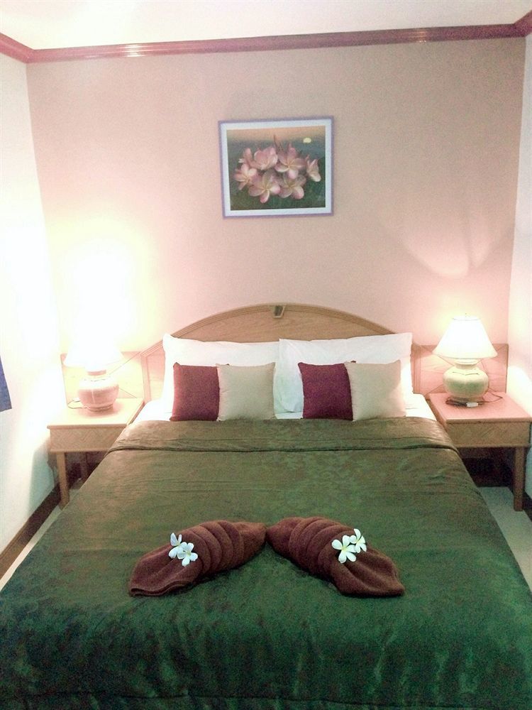 Silla Patong Hostel Esterno foto