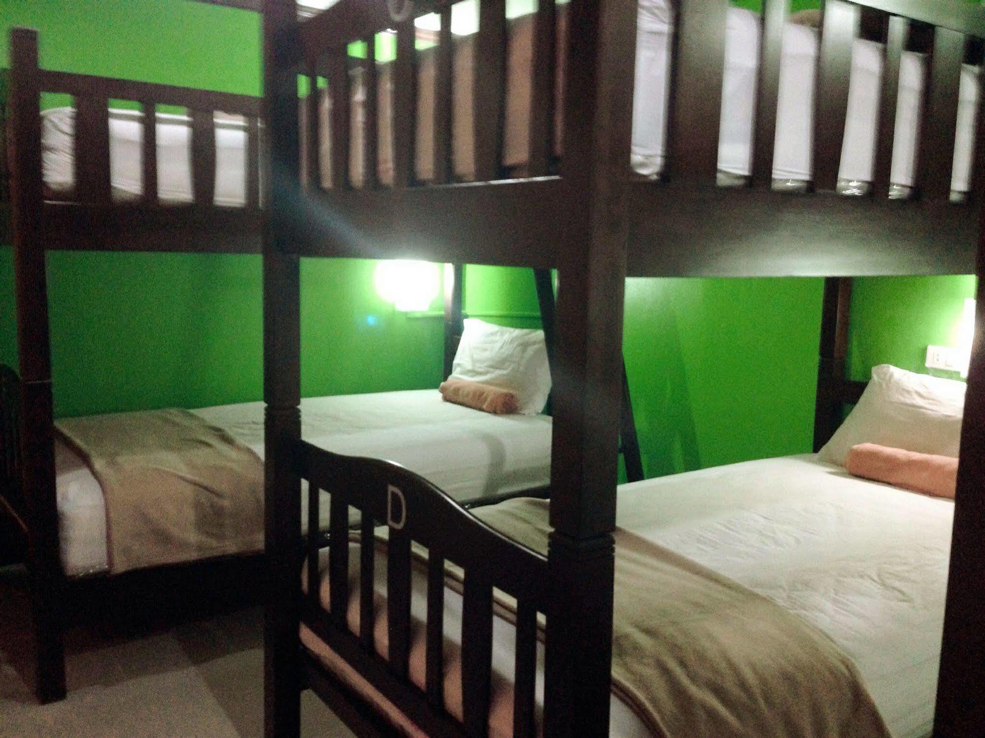 Silla Patong Hostel Esterno foto