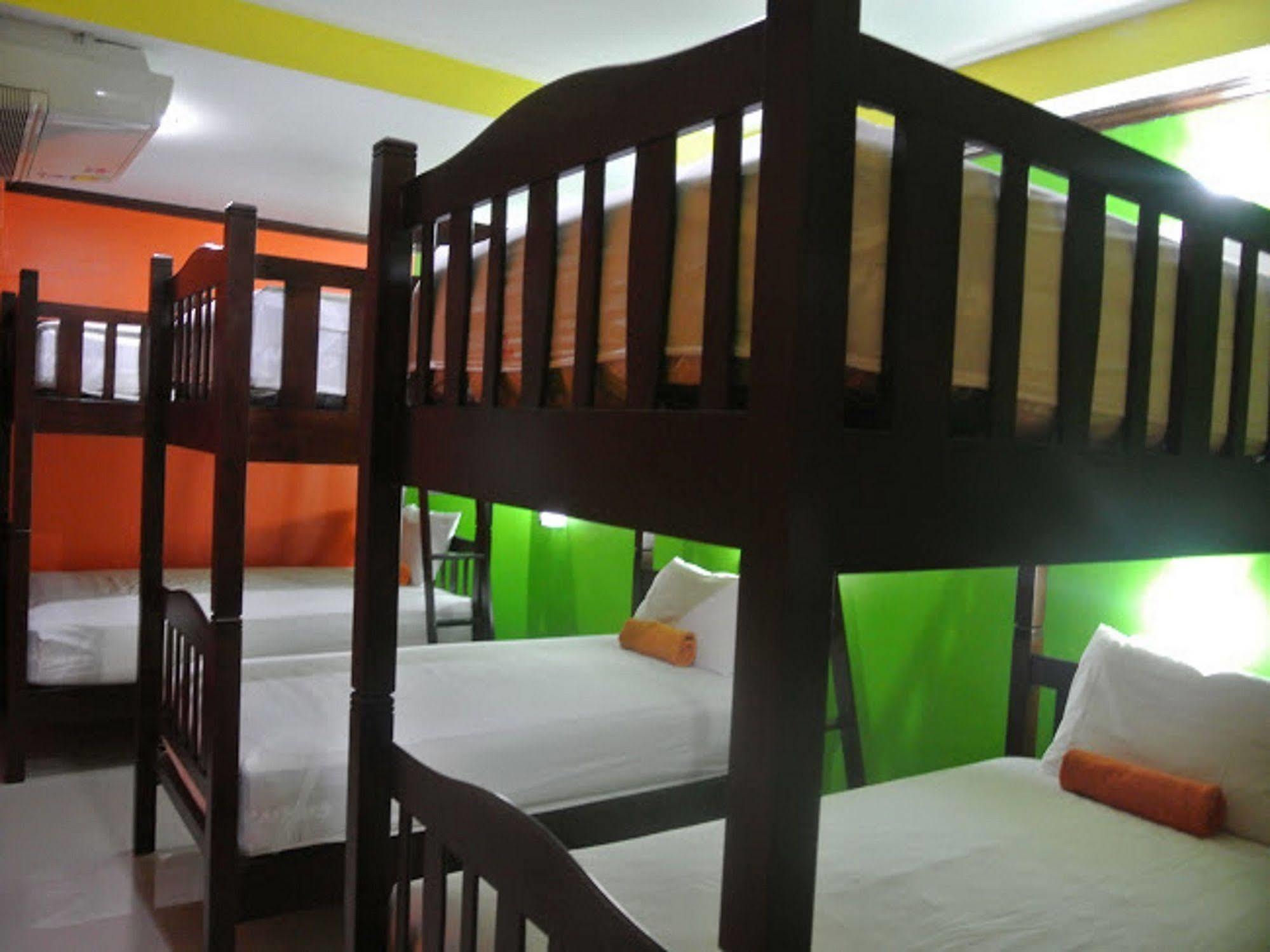 Silla Patong Hostel Esterno foto