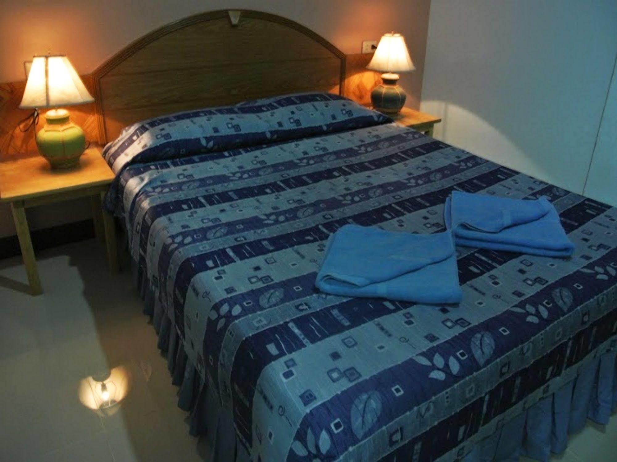 Silla Patong Hostel Esterno foto