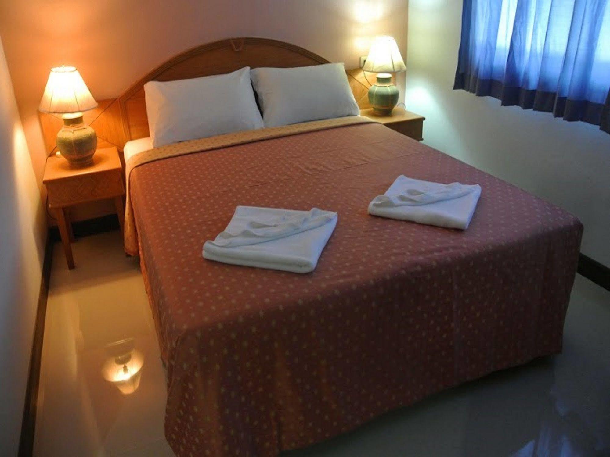 Silla Patong Hostel Esterno foto