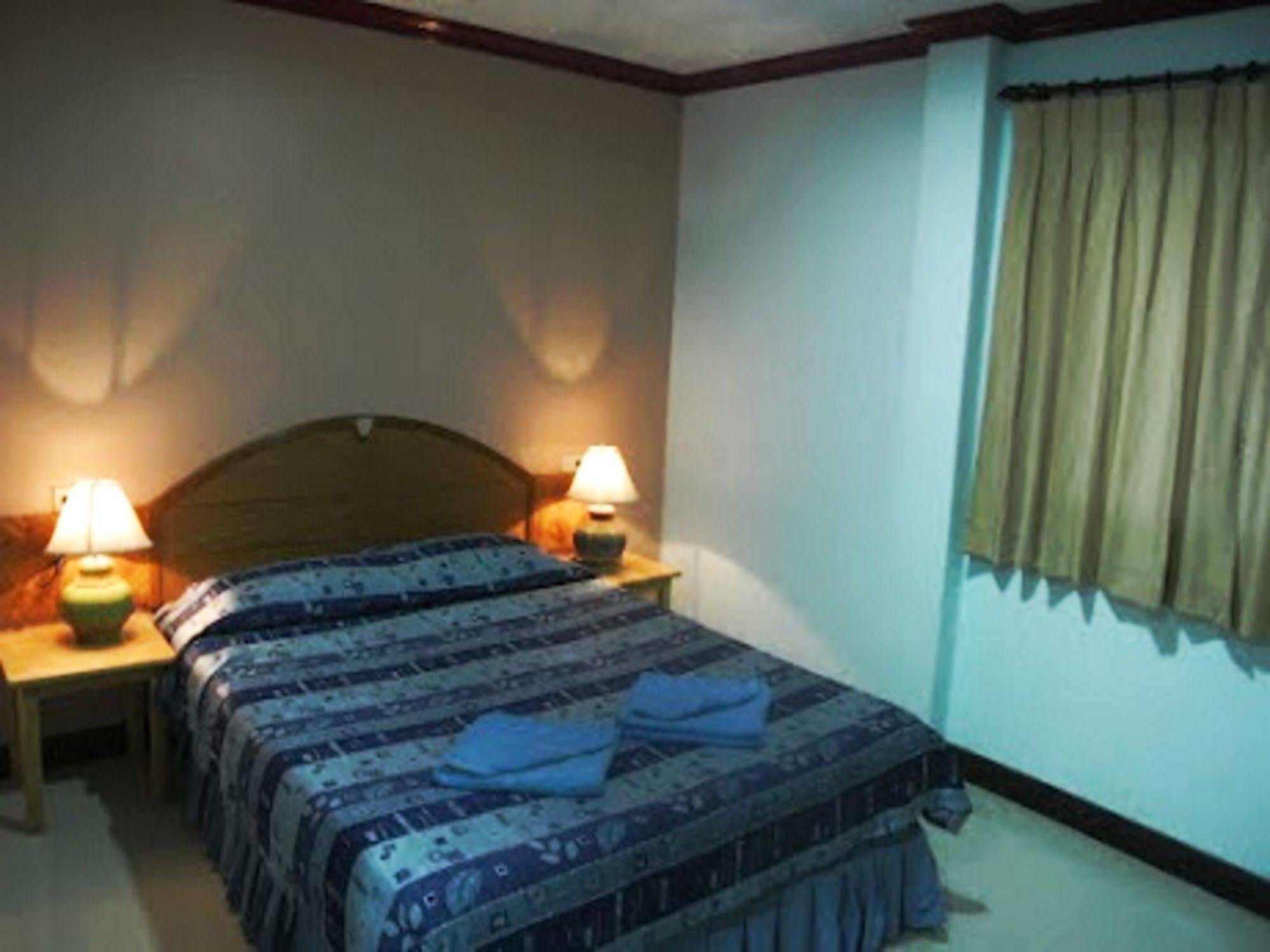 Silla Patong Hostel Esterno foto