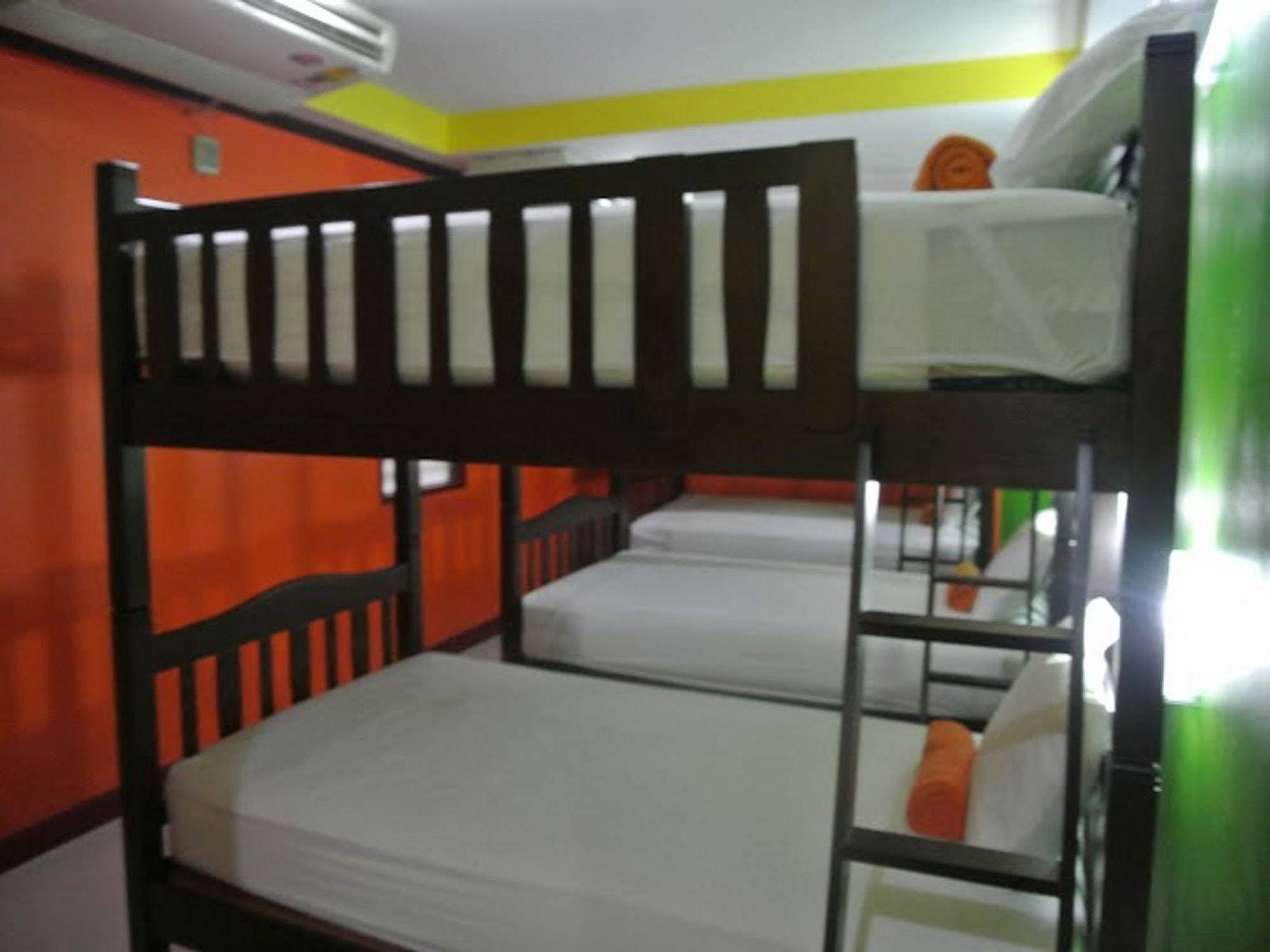 Silla Patong Hostel Esterno foto