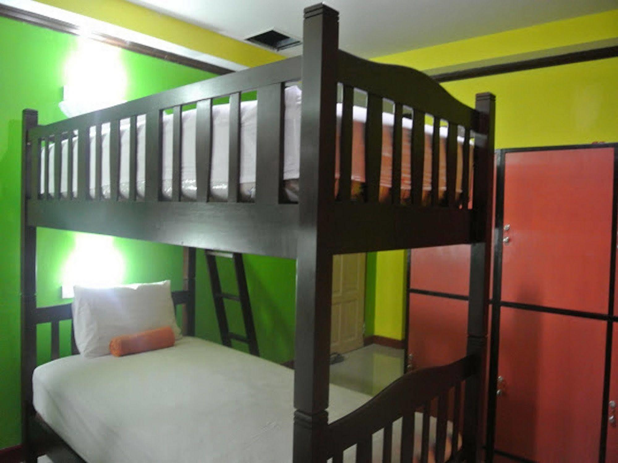 Silla Patong Hostel Esterno foto