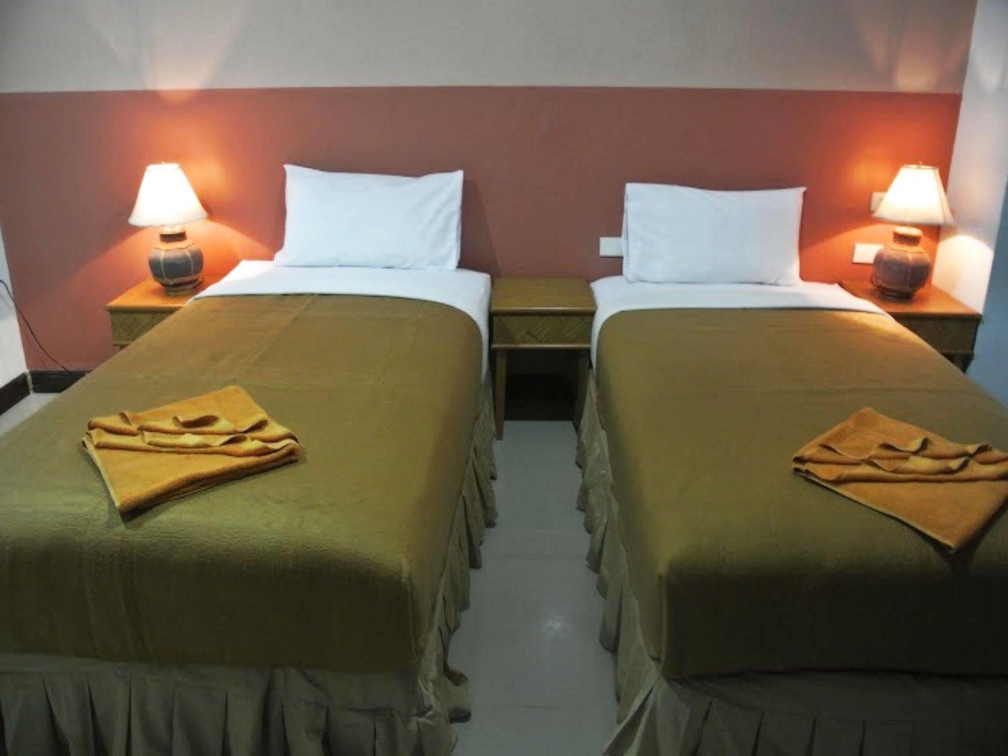 Silla Patong Hostel Esterno foto