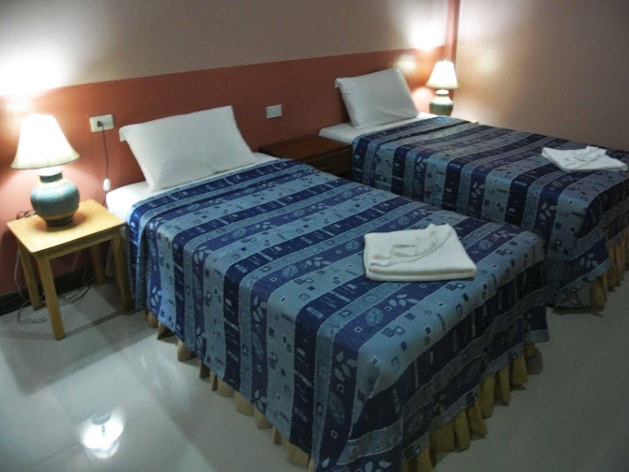 Silla Patong Hostel Esterno foto