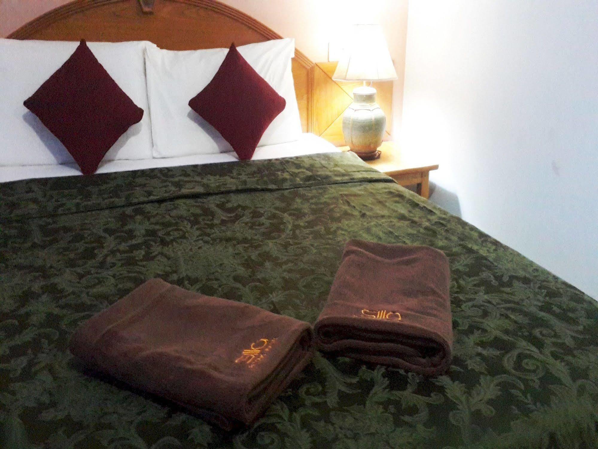 Silla Patong Hostel Esterno foto