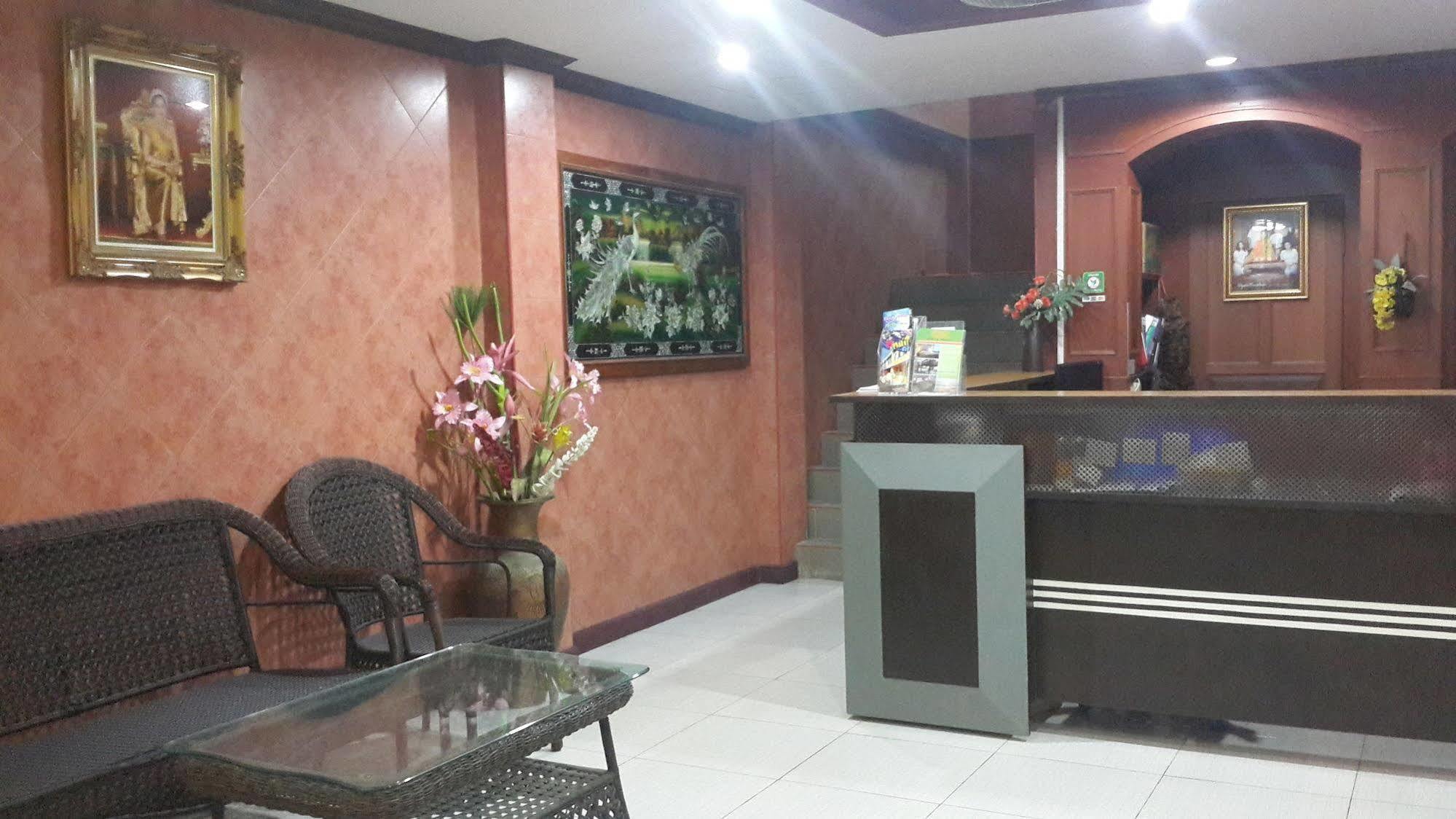 Silla Patong Hostel Esterno foto