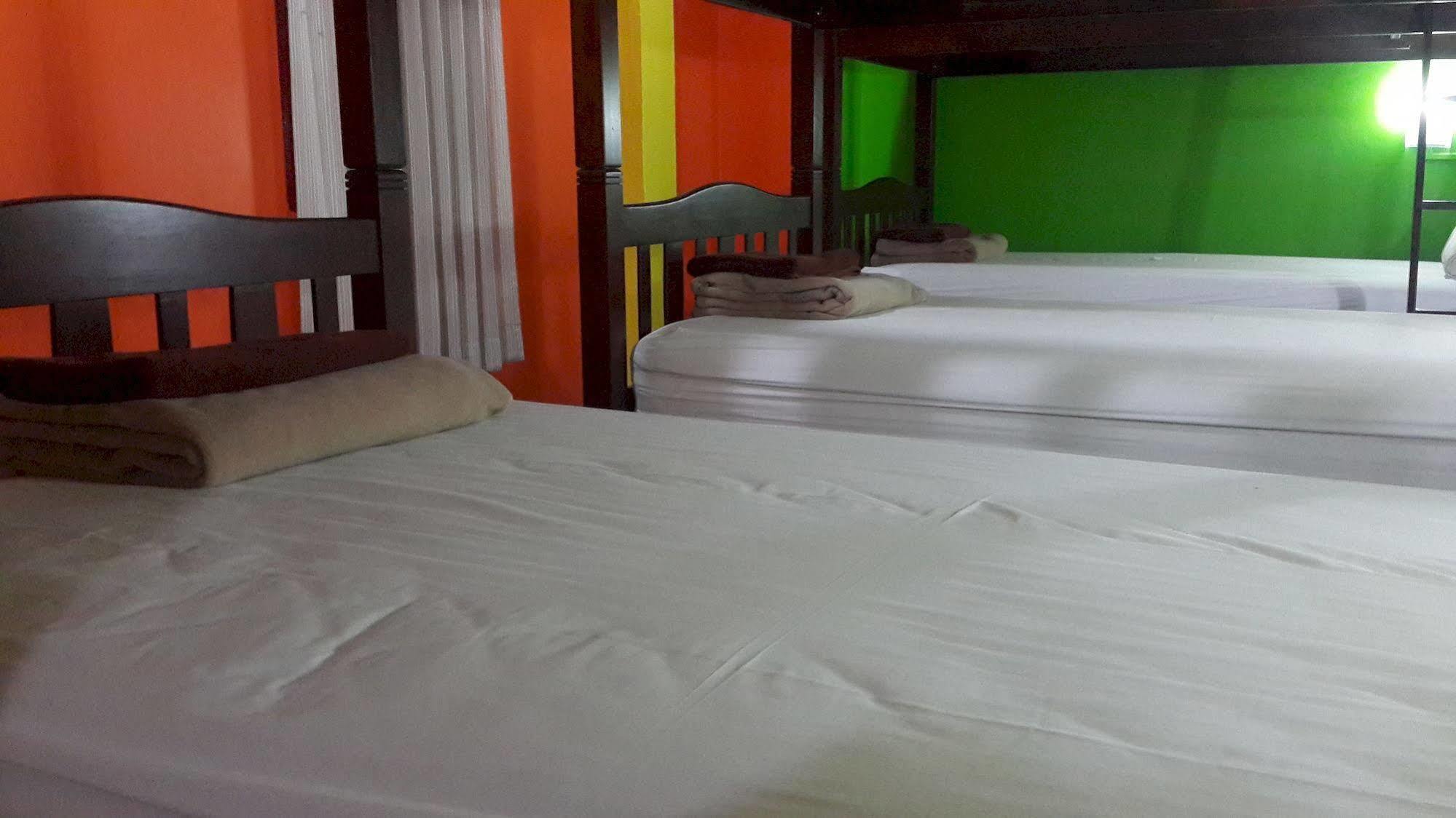 Silla Patong Hostel Esterno foto