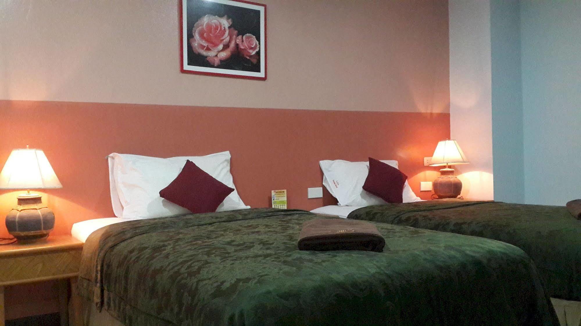 Silla Patong Hostel Esterno foto