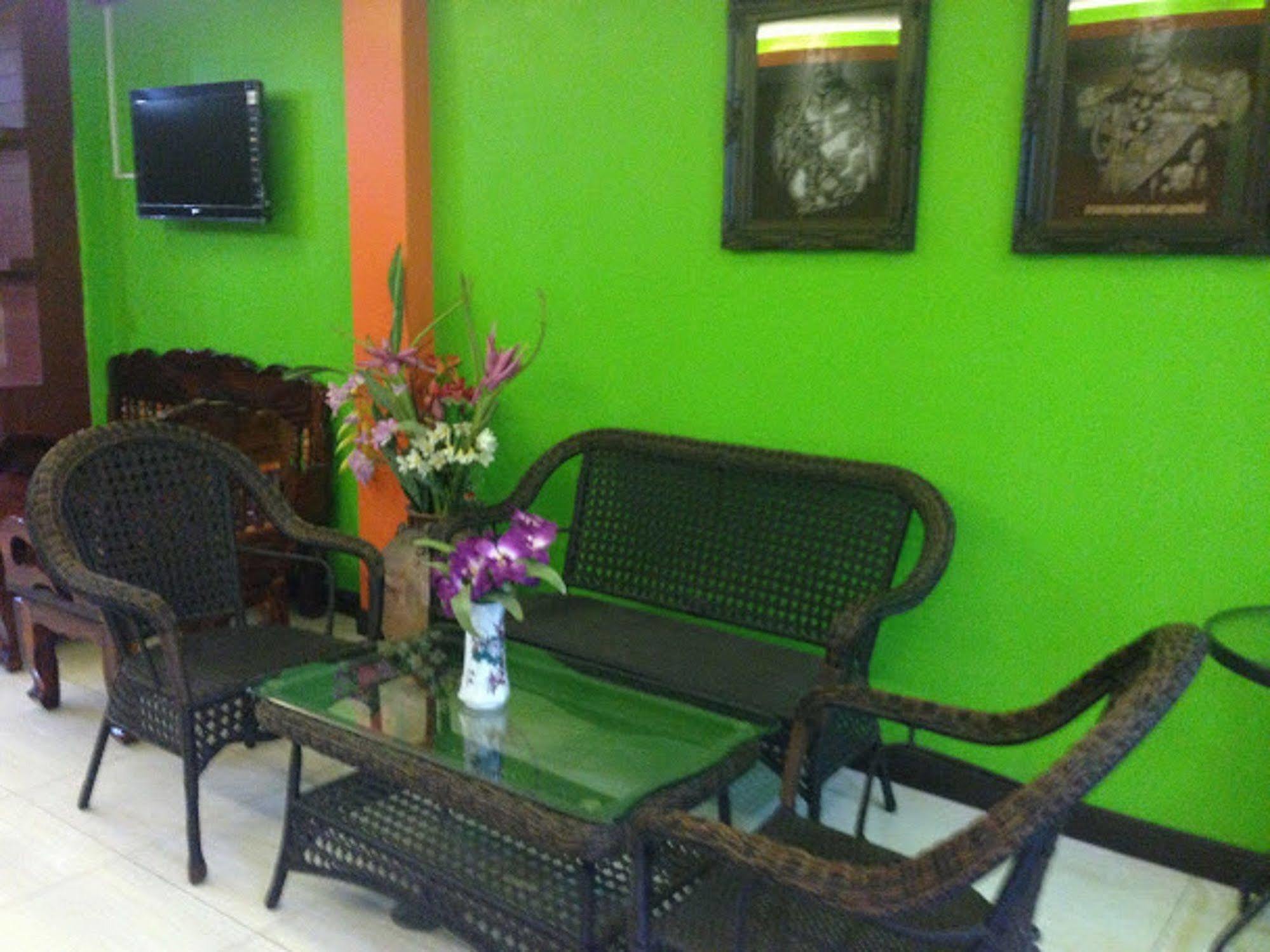 Silla Patong Hostel Esterno foto
