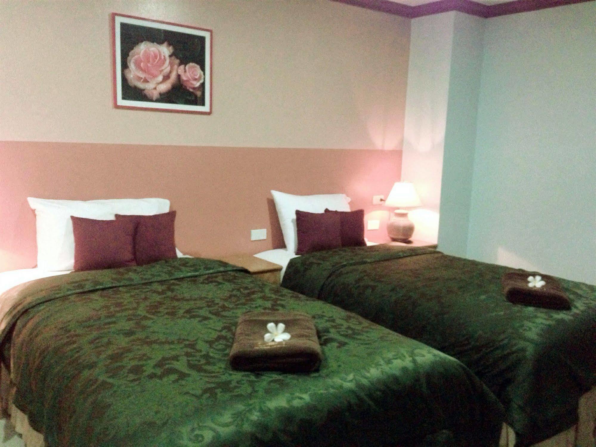 Silla Patong Hostel Esterno foto